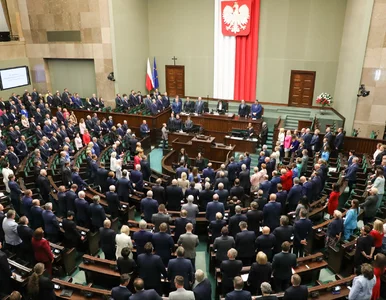 Miniatura: Zarobki posłów prawie o 2,5 tys. zł wyższe...